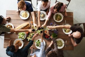 Elle Convie Des Membres De Son Ancienne Belle-Famille À Un Dîner, Trois D&Rsquo;Entre Eux Succombent Empoisonnés.