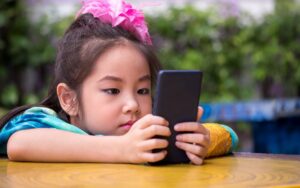 La Chine Propose De Limiter À Deux Heures Par Jour Le Temps D&Rsquo;Utilisation Des Smartphones Par Les Enfants