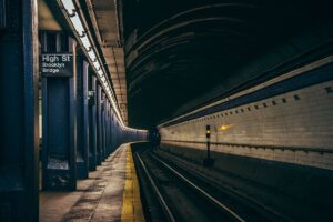 Jeune Homme Ivre À Munich : Passants Indifférents, Il Endure Un Calvaire Dans Le Métro