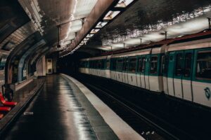 Paris : Une Soirée Cauchemardesque Dans Le Métro Suite À Un Tragique Événement Horrible.