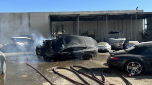 Une Tesla Model S Prend Feu De Manière Spectaculaire Après Des Mois Passés Dans Une Casse De Voitures De Luxe.