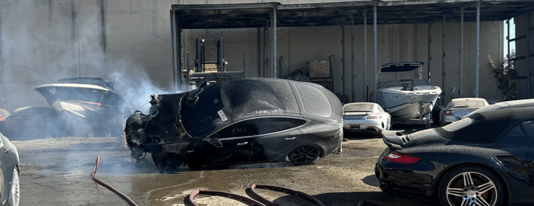 Une Tesla Model S Prend Feu De Manière Spectaculaire Après Des Mois Passés Dans Une Casse De Voitures De Luxe.