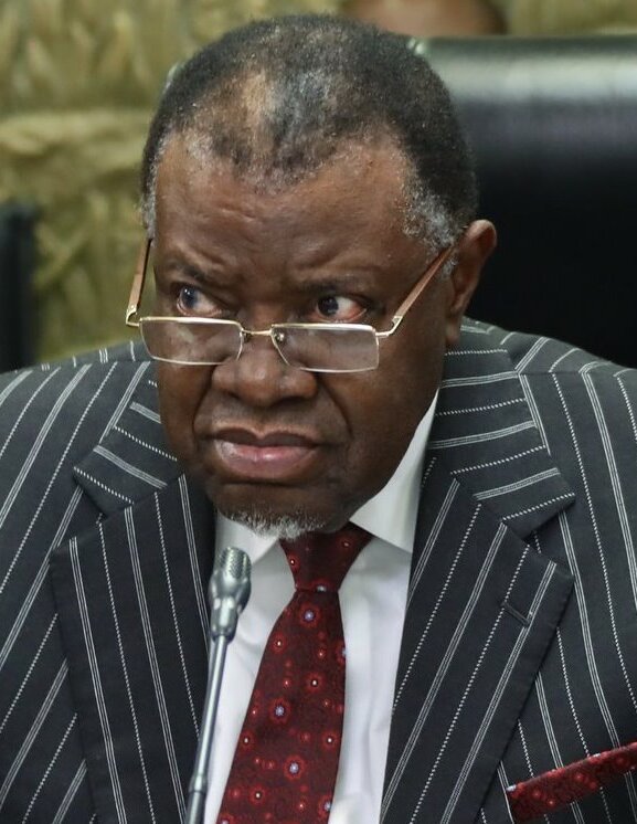 Le Président Namibien Hage Geingob Se Promène Dans Les Rues Sans Garde Du Corps (Video)