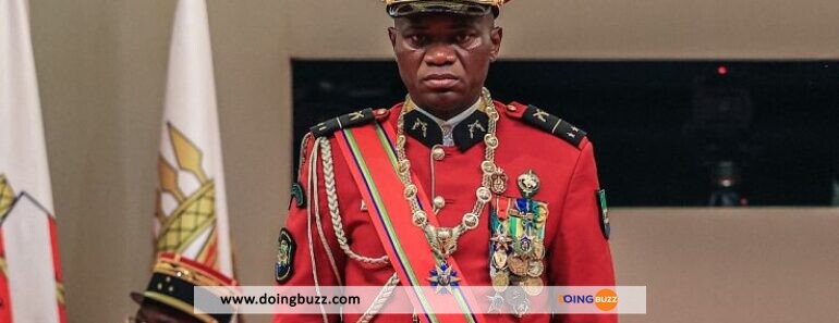 Le général gabonais Oligui Nguema devient officiellement « président de transition »