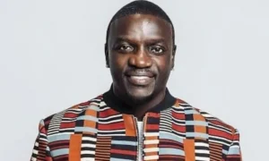 Akon Conseille : « Si Vous Voulez Rester Riche, Restez Avare »