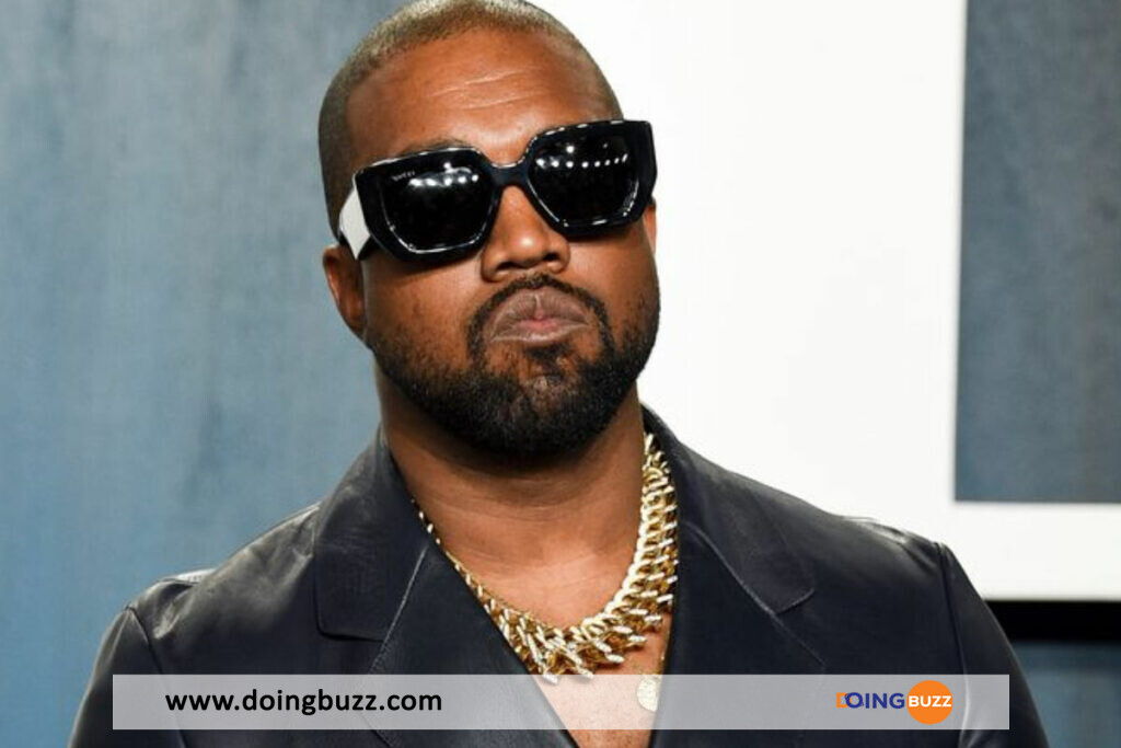 Scandale ! Kanye West Débarque Cagoulé À Une Mariage