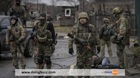 Des Volontaires Ukrainiens Entourent Le Corps D Un Civil Dans Le Secteur De Boutcha Apres Le Retrait Des Troupes Russes De La Region De Kiev Photo Vadim Ghirda Ap Sipa 1649017219