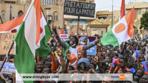 Niger : La Population Célèbre De Départ De L&Rsquo;Ambassadeur De France En Grande Pompe (Vidéo)