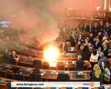 L&Rsquo;Opposition Albanaise A Déclenché Un Incendie Au Parlement (Photos)