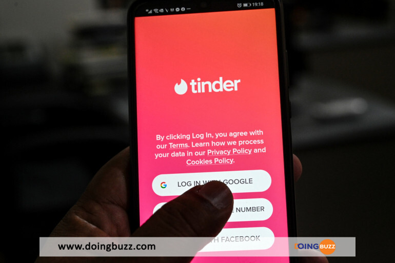 1382554 L Application Tinder Sur Un Smartphone En Octobre 2020