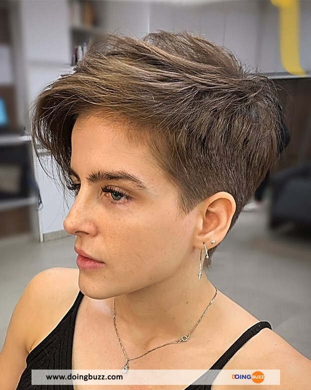 14 Short Feathered Hairstyle With Long Bangs Cc6Uokhocmu