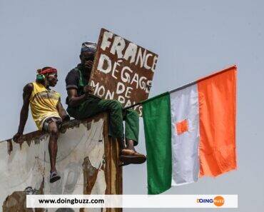 Les Nigériens Descendent Dans La Rue Pour Célébrer Le Retrait Des Troupes Françaises
