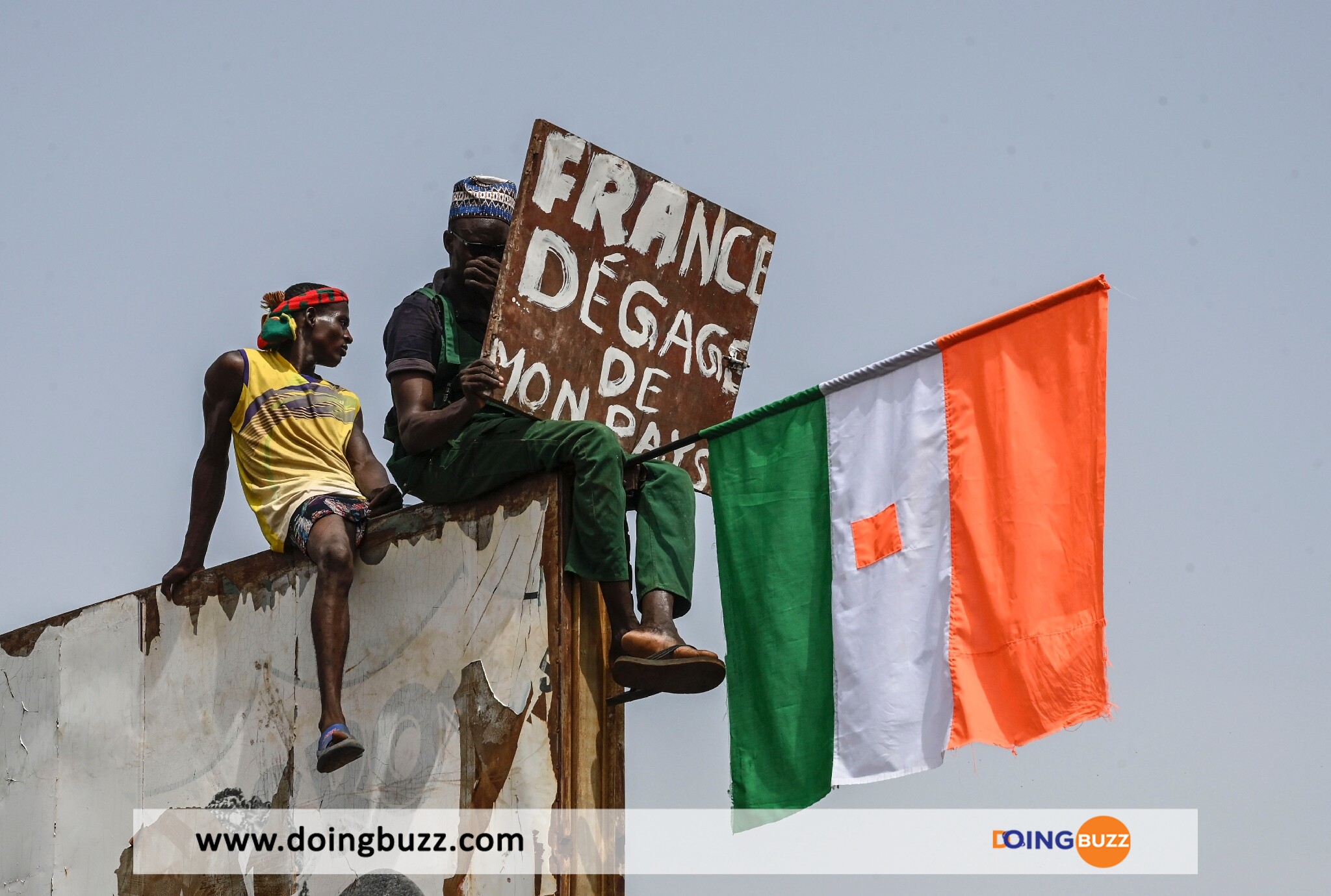 Les Nigériens Descendent Dans La Rue Pour Célébrer Le Retrait Des Troupes Françaises