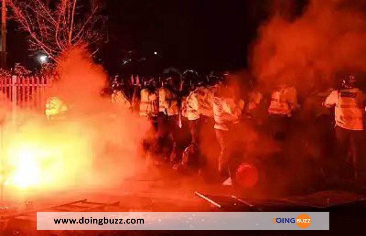 Aston Villa - Legia Varsovie : Un Policier Incendié Après Les Affrontements Violents ! (Vidéo)