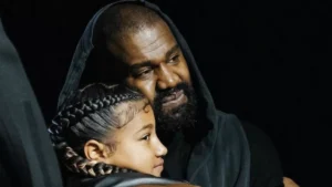 North West : La Fille De Kanye West Dessine Et Partage Sa Belle-Mère Nue (Photo)