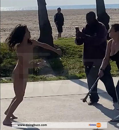 Video - Une Femme Nue Se Bagarre Dans Les Rues De Los Angeles