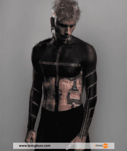 Photos – Machine Gun Kelly Fait Un Tatouage Noir Sur La Quasi-Totalité De Son Torse