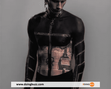 PHOTOS – Machine Gun Kelly fait un tatouage noir sur la quasi-totalité de son torse