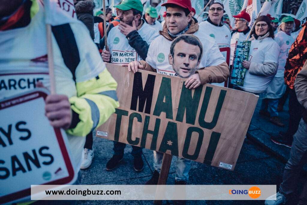 Des agriculteurs forcent l&rsquo;entrée au Salon de l&rsquo;Agriculture lors de la visite de Macron (vidéo)