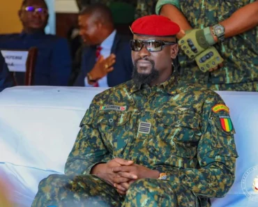 Mamady Doumbouya dissout le gouvernement en Guinée : Quelles implications pour la transition ?