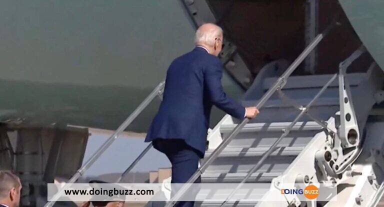 VIDEO – Joe Biden a failli chuté deux fois en montant à bord de son avion