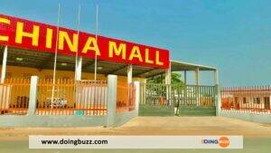 China Mall Pose Ses Valises Au Togo