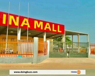 China Mall Pose Ses Valises Au Togo