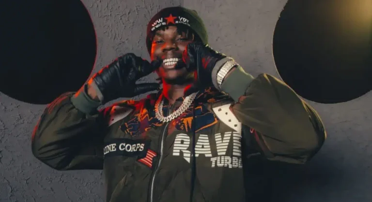 Rema lance une alerte : « Ne possédez jamais de jet privé »