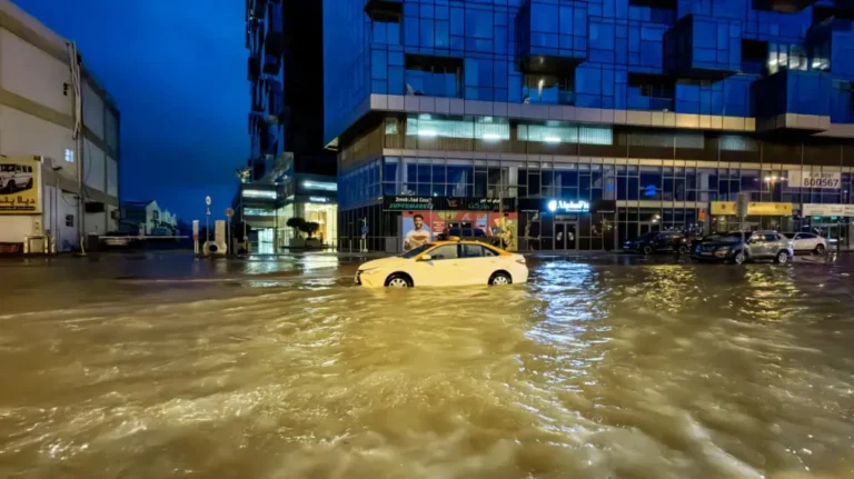 Inondations à Dubaï : 2 ans de pluie en 24 heures aux Émirats arabes unis (VIDEO)
