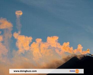 Spectacle Rare : Le Volcan Etna Projette Dans Les Airs Des Cercles De Fumée Presque Parfaits(Photos)