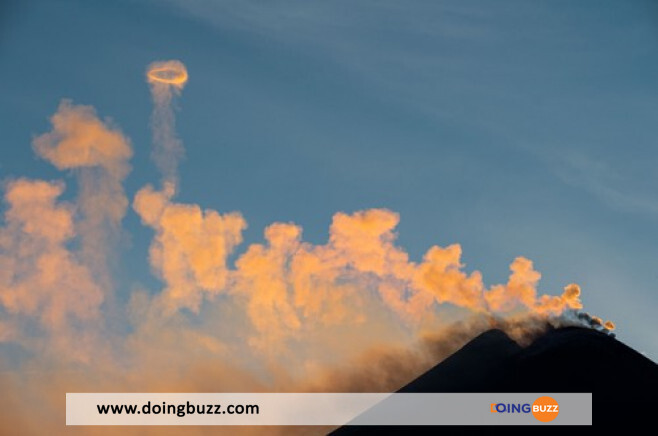 Spectacle Rare : Le Volcan Etna Projette Dans Les Airs Des Cercles De Fumée Presque Parfaits(Photos)