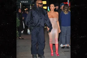 Kanye West Sort Avec Bianca Censori Complètement Nμe Dans Une Robe Condom