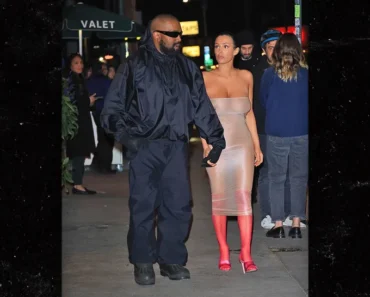 Kanye West Sort Avec Bianca Censori Complètement Nμe Dans Une Robe Condom