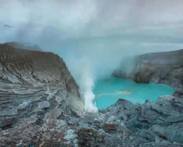 Une Touriste Chute Dans Un Volcan En Tentant De Prendre Une Photo