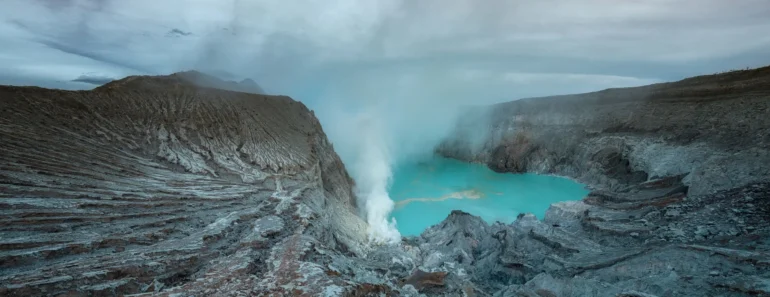 Une Touriste Chute Dans Un Volcan En Tentant De Prendre Une Photo