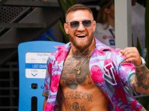 Conor Mcgregor : Complètement Ivre, Il Tente De Déshabiller Sa Femme En Public (Video)