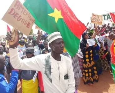 Burkina Faso : Manifestation Devant L&Rsquo;Ambassade Des États-Unis En Réaction Aux Accusations