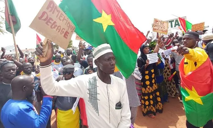 Burkina Faso : Manifestation Devant L'Ambassade Des États-Unis En Réaction Aux Accusations