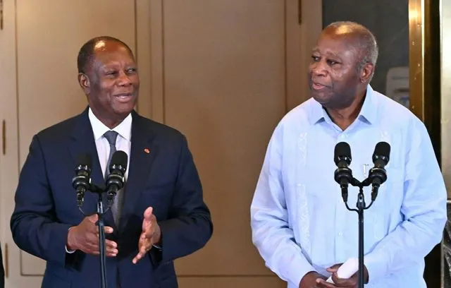 640X408 Le President Ivoirien Alassane Ouattara A Gauche Et Laurent Gbagbo Au Palais Presidentiel A Abidjan