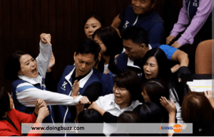 Scènes Chaotiques Au Parlement De Taiwan : Les Législateurs Échangent Des Coups (Video)