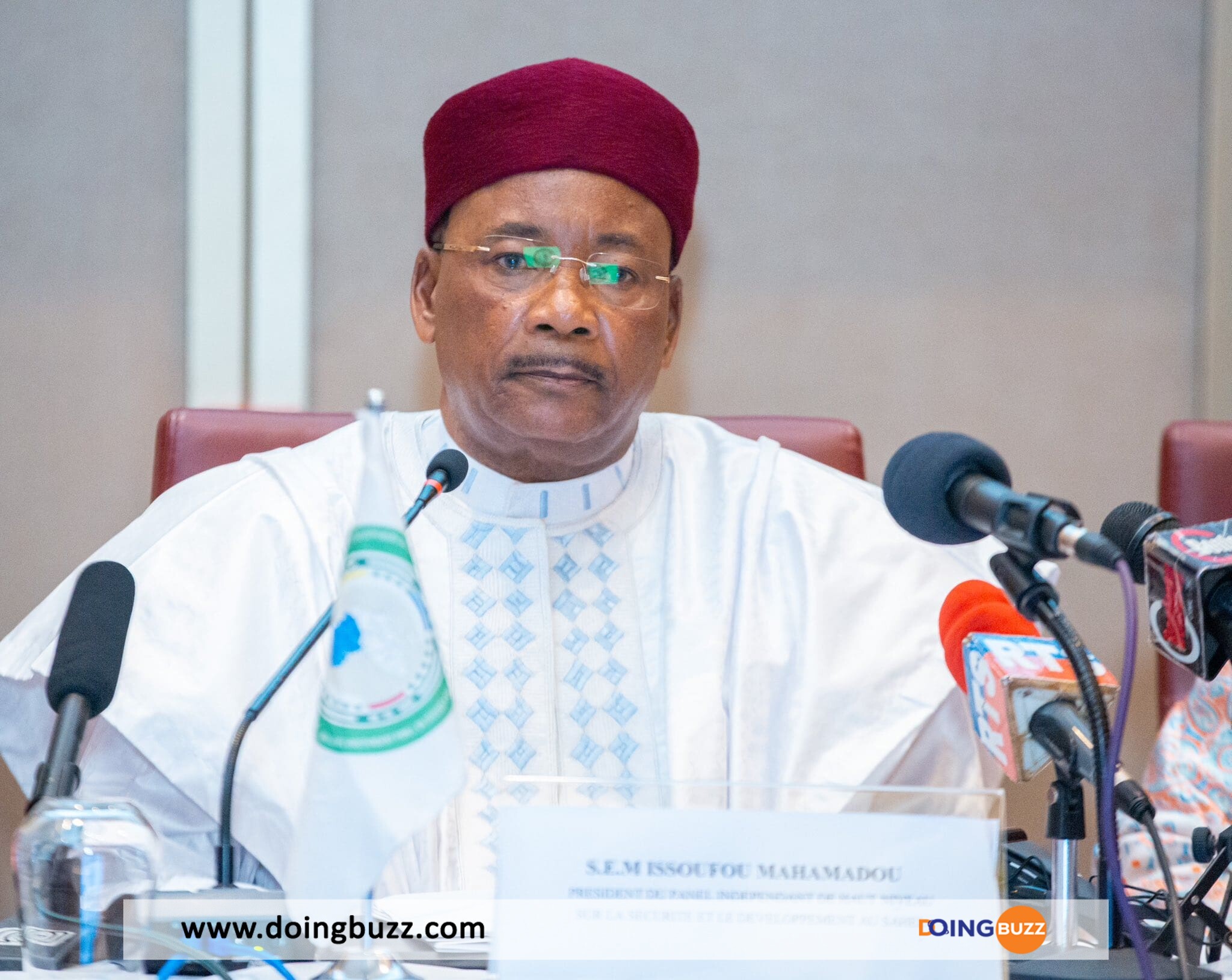 L'Ancien Président Issoufou Du Niger Porte Plainte Contre Un Ambassadeur Français