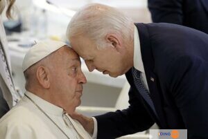 Joe Biden Accueille Le Pape François Intimement, Front Contre Front Au Sommet Du G7 (Video)