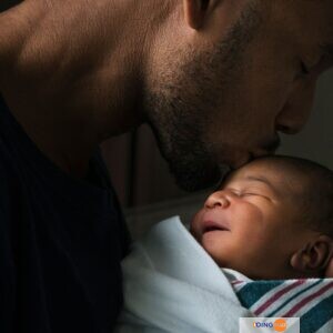 « Ne Pleure Pas, Tu N&Rsquo;Es Pas Né À Lomé », Un Jeune Père Célèbre La Naissance De Son Bébé (Video)