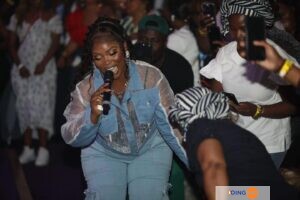 Concert De Roseline Layo : L&Rsquo;Artiste Ivoirienne Pose Un Geste Touchant À Une Fan (Video)