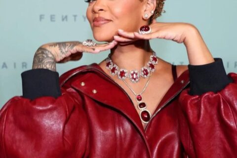Rihanna : La Star Apparaît Pour La Première Fois Avec Un Tout Nouveau Look (Photo)