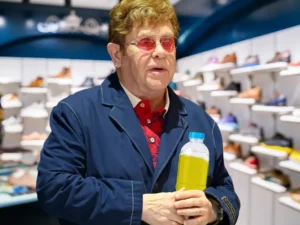 Elton John Accusé D&Rsquo;Avoir Fait Pipi Dans Une Bouteille En Plastique D&Rsquo;Une Boutique