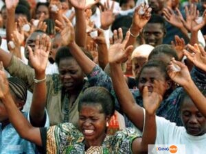 Ghana : Les Membres D&Rsquo;Une Église Prient Avec Leur Passeport (Vidéo)