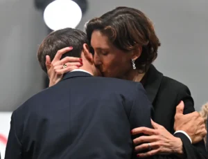 Le Baiser « Torride » D&Rsquo;Emmanuel Macron Avec Sa Ministre Des Sports Fait Froncer Les Sourcils (Photos)